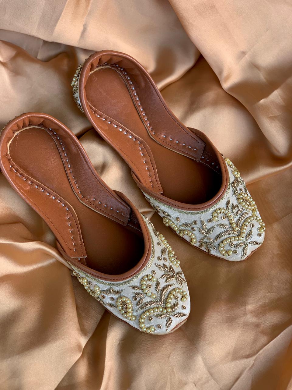 Golden Pearl Hand-Embroidered Khussa – Classic Cream Elegance