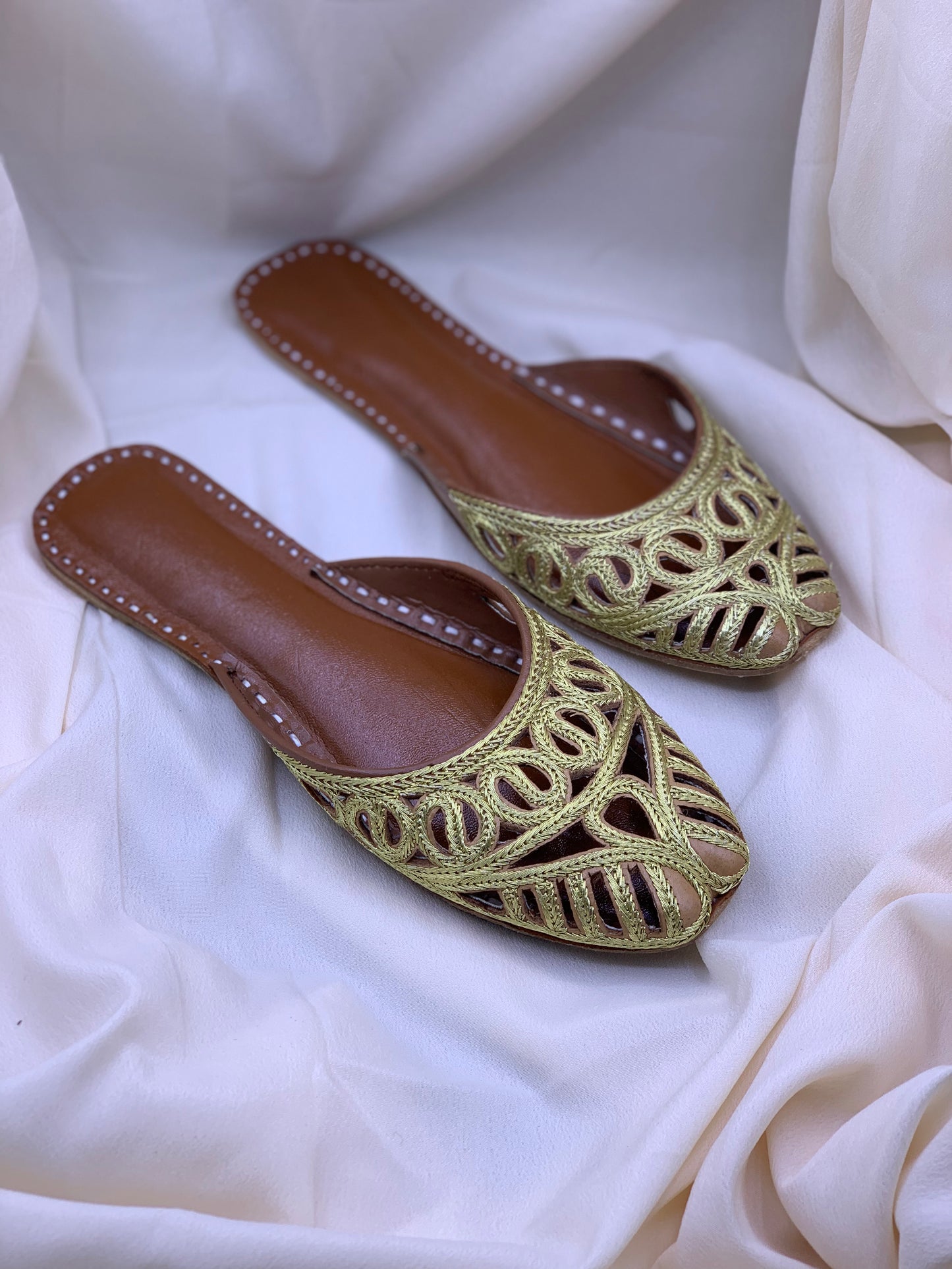 Handcrafted Back Open Cutwork Khussa | Elegant Traditional Footwear