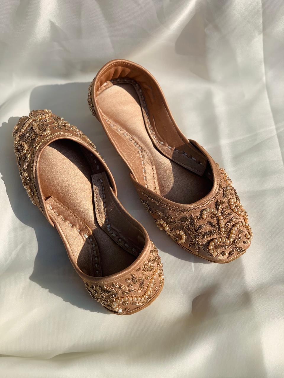 Peach Pearl Hand-Embroidered Khussa – Classic Peach Elegance