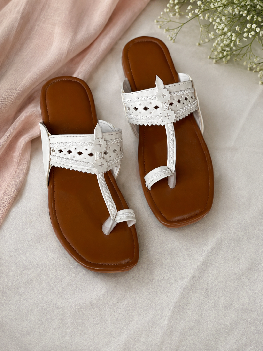 Niqaash kolhapuri chappal (White)