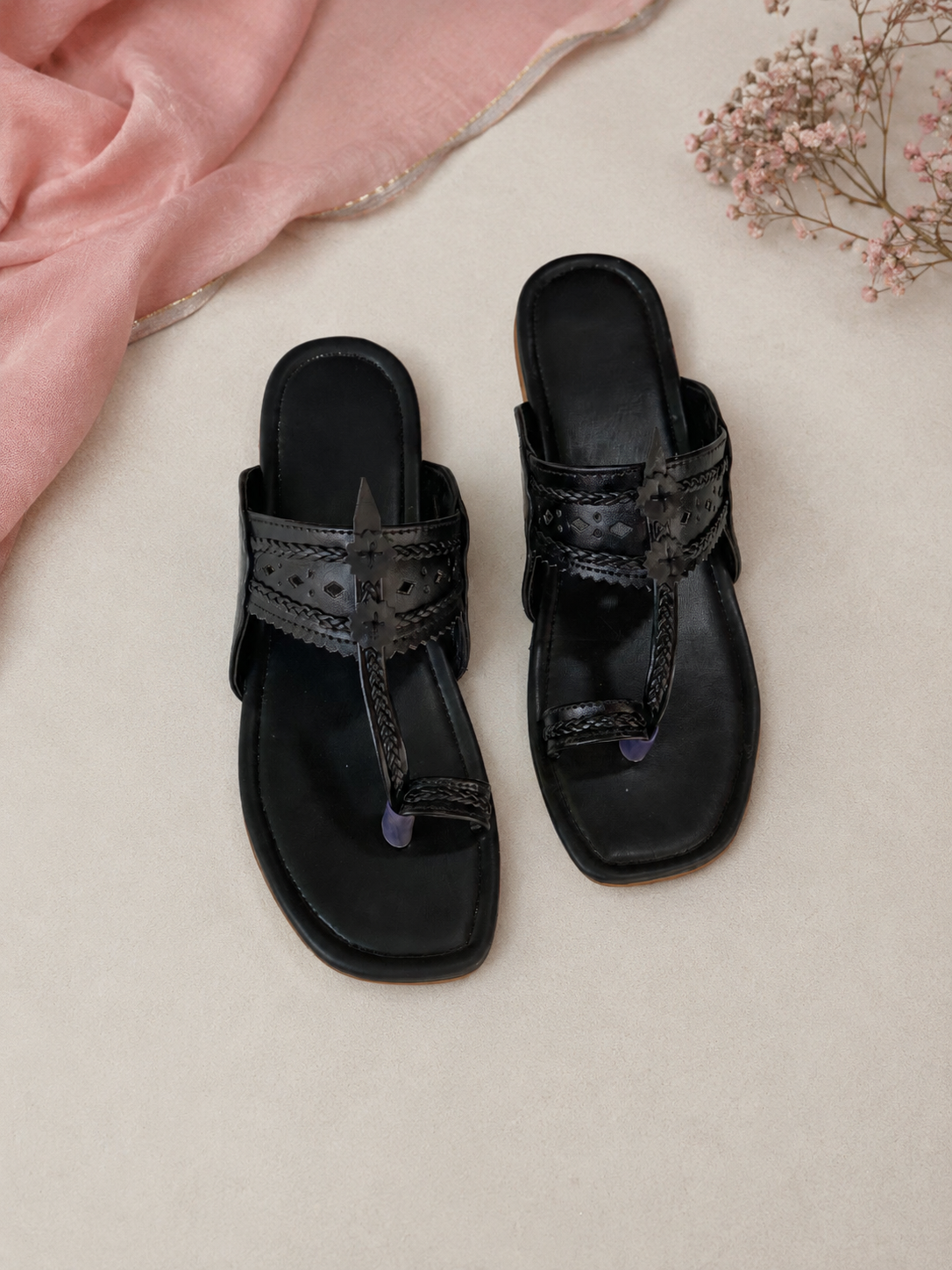 Niqaash kolhapuri chappal (Black)