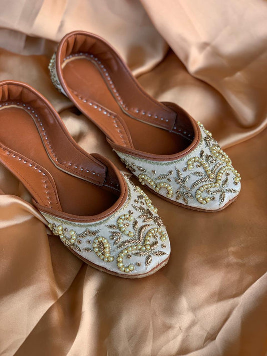 Golden Pearl Hand-Embroidered Khussa – Classic Cream Elegance