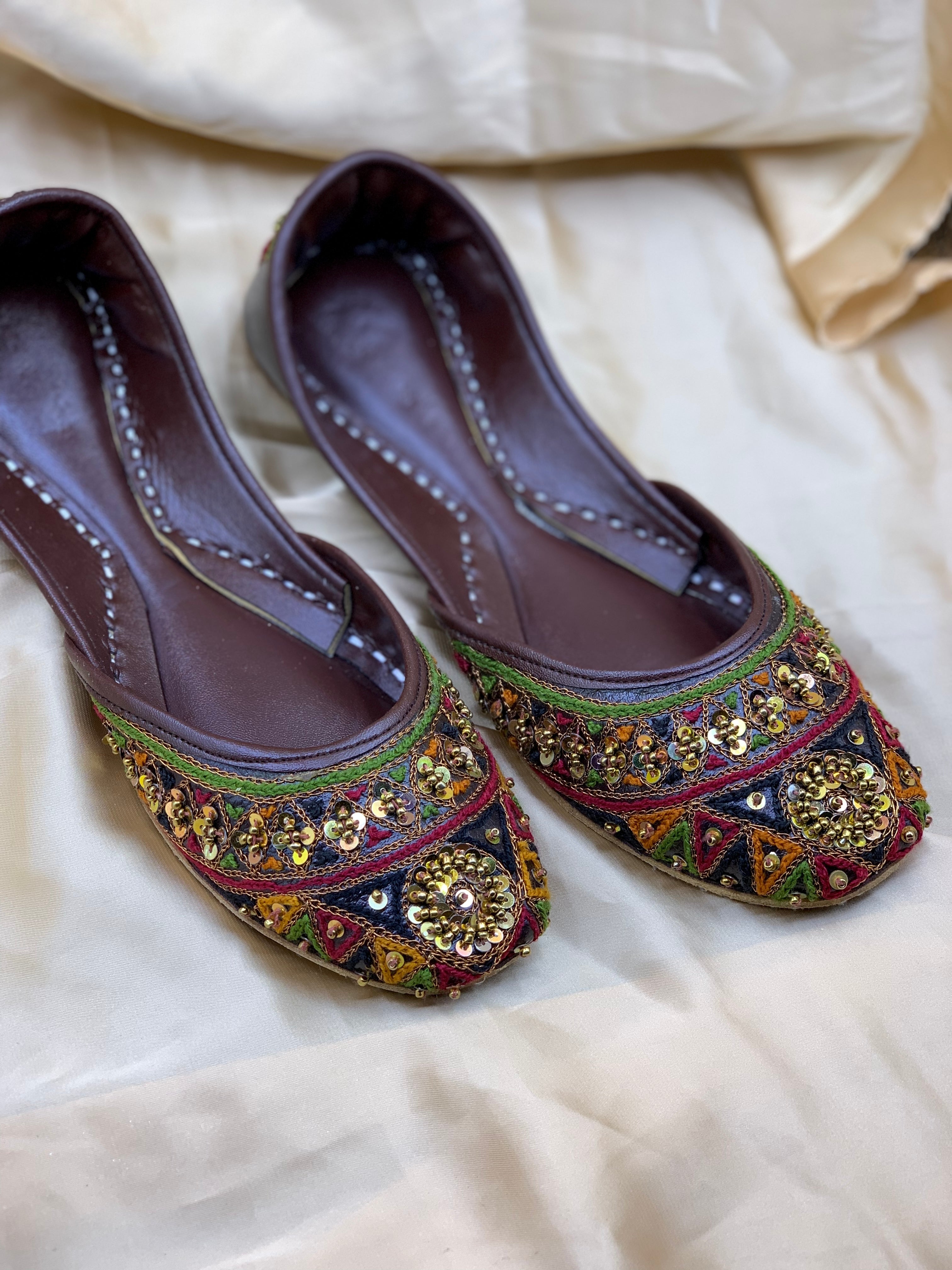 Handcrafted & Golden Embroidered Khussa