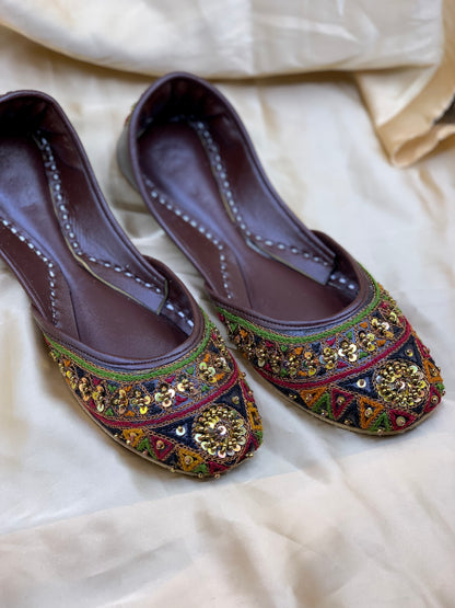 Handcrafted & Golden Embroidered Khussa