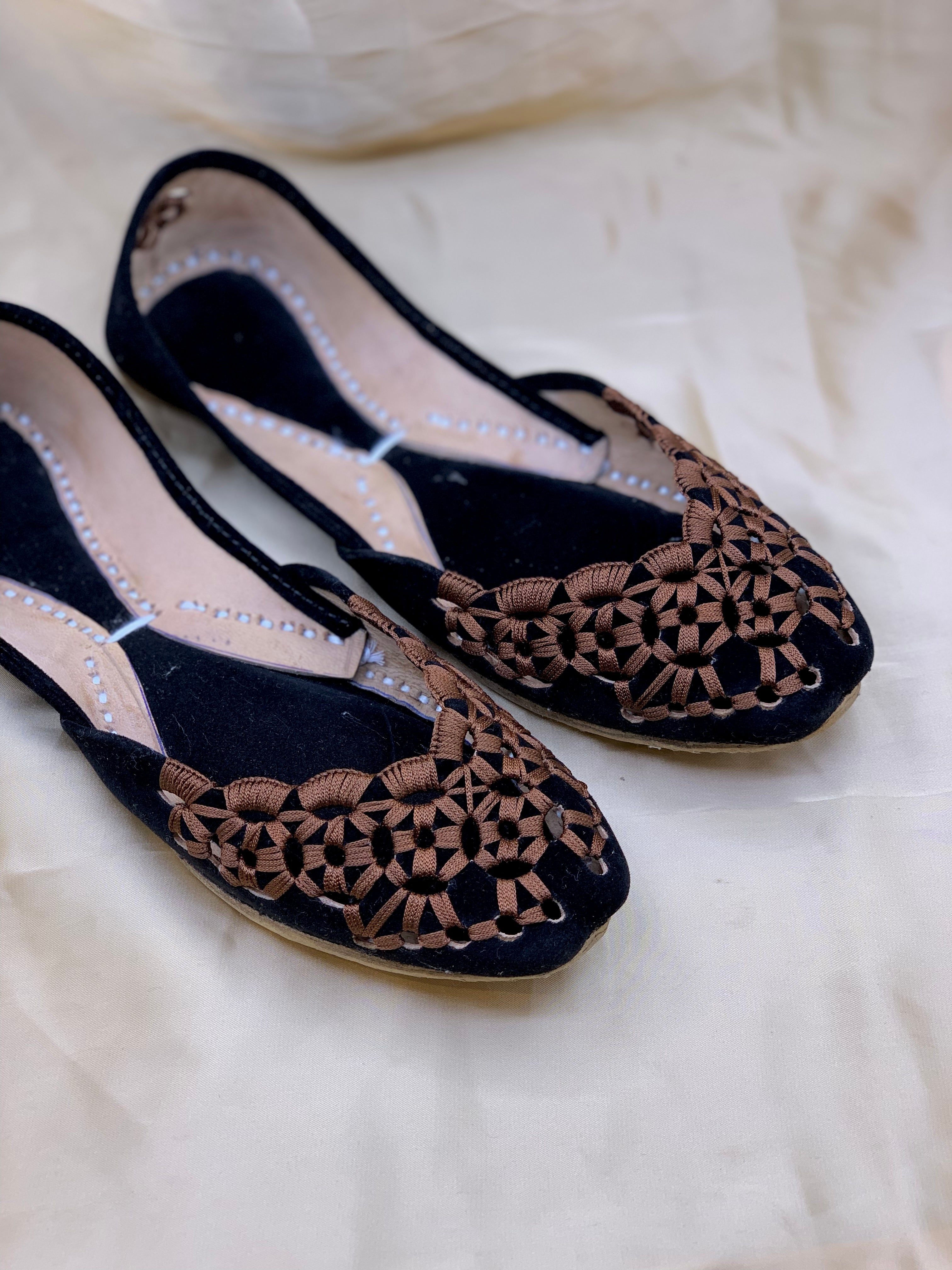 Handmade Brown Velvet Khussa for Women – Traditional Ethnic Flat Shoes with Elegant Embroidery