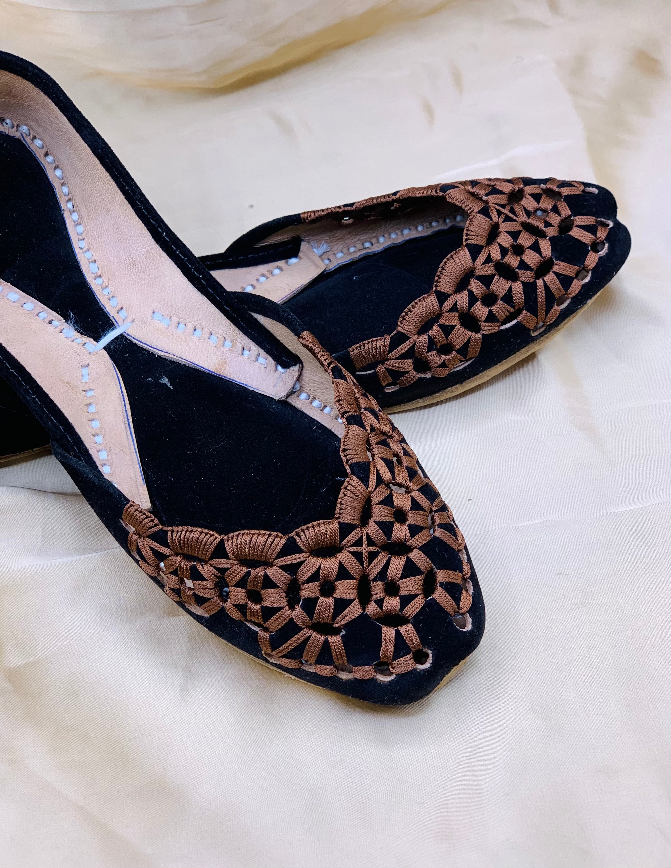 Handmade Brown Velvet Khussa for Women – Traditional Ethnic Flat Shoes with Elegant Embroidery