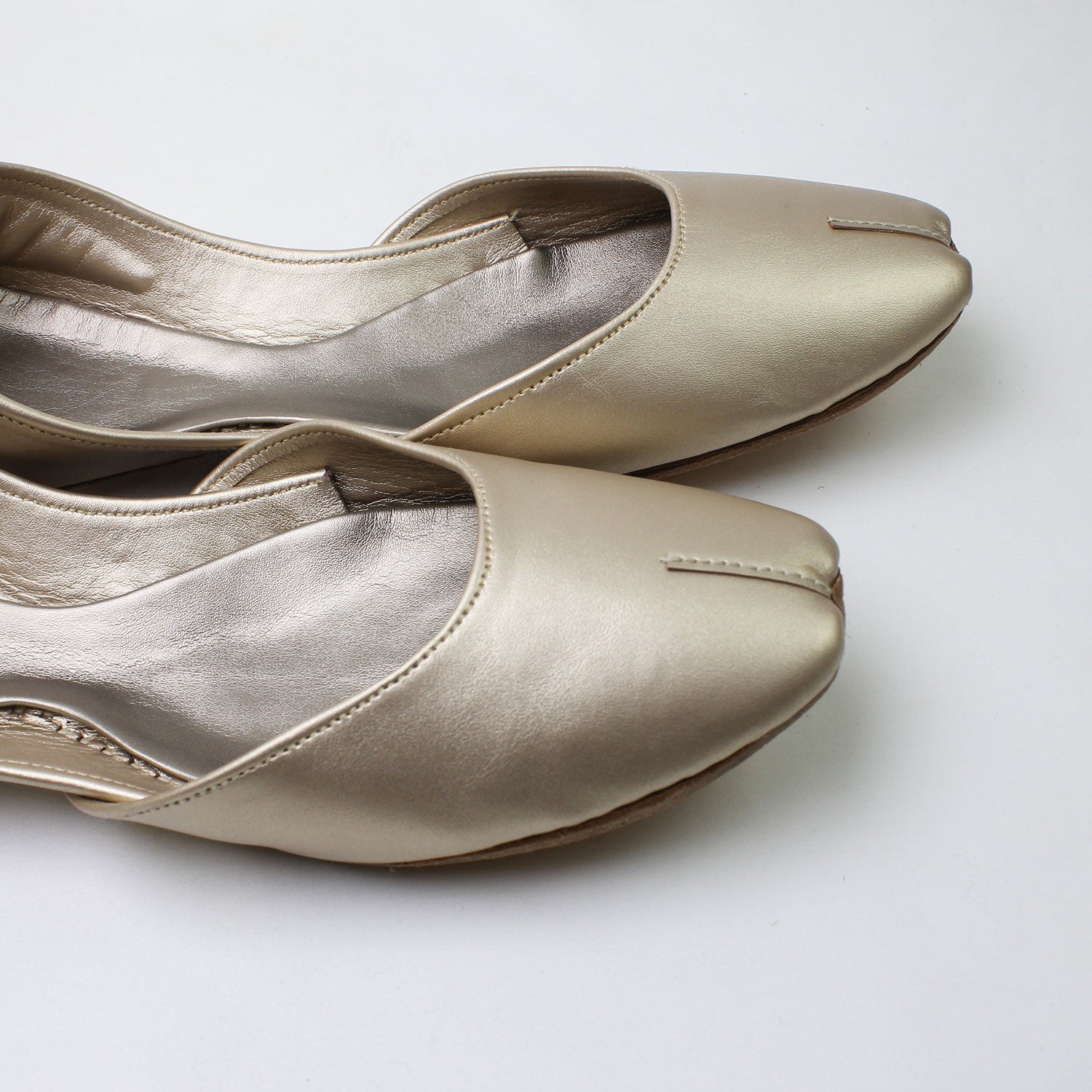 Plain Golden khussa