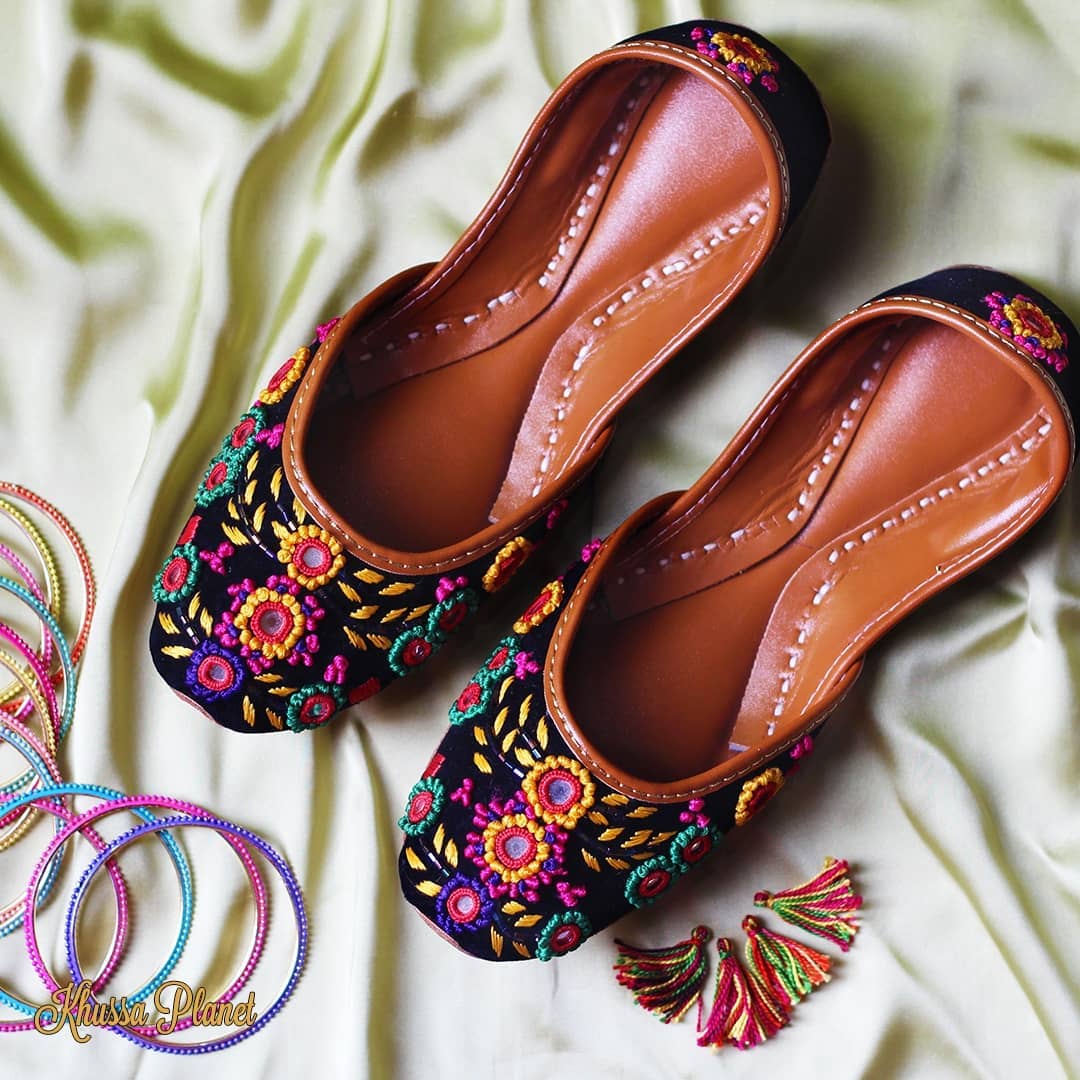 Black resham work khussa