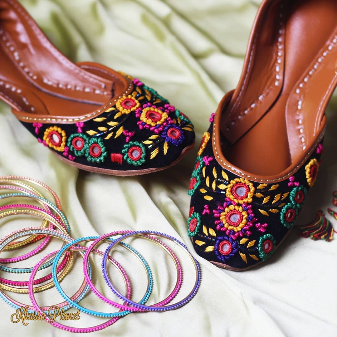 Black resham work khussa