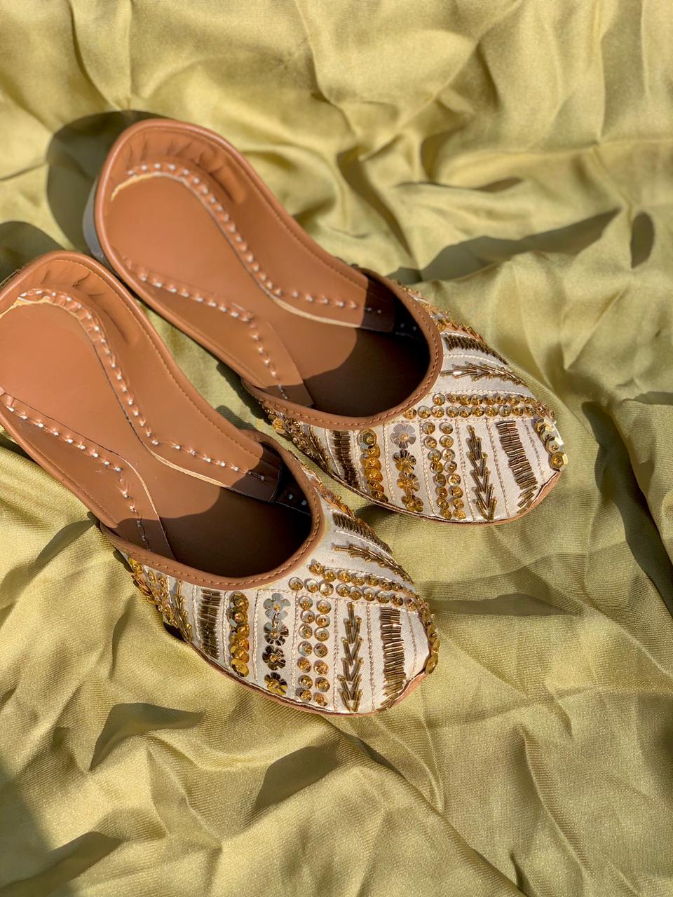 Golden Embellished Handcrafted Khussa – Traditional & Elegant