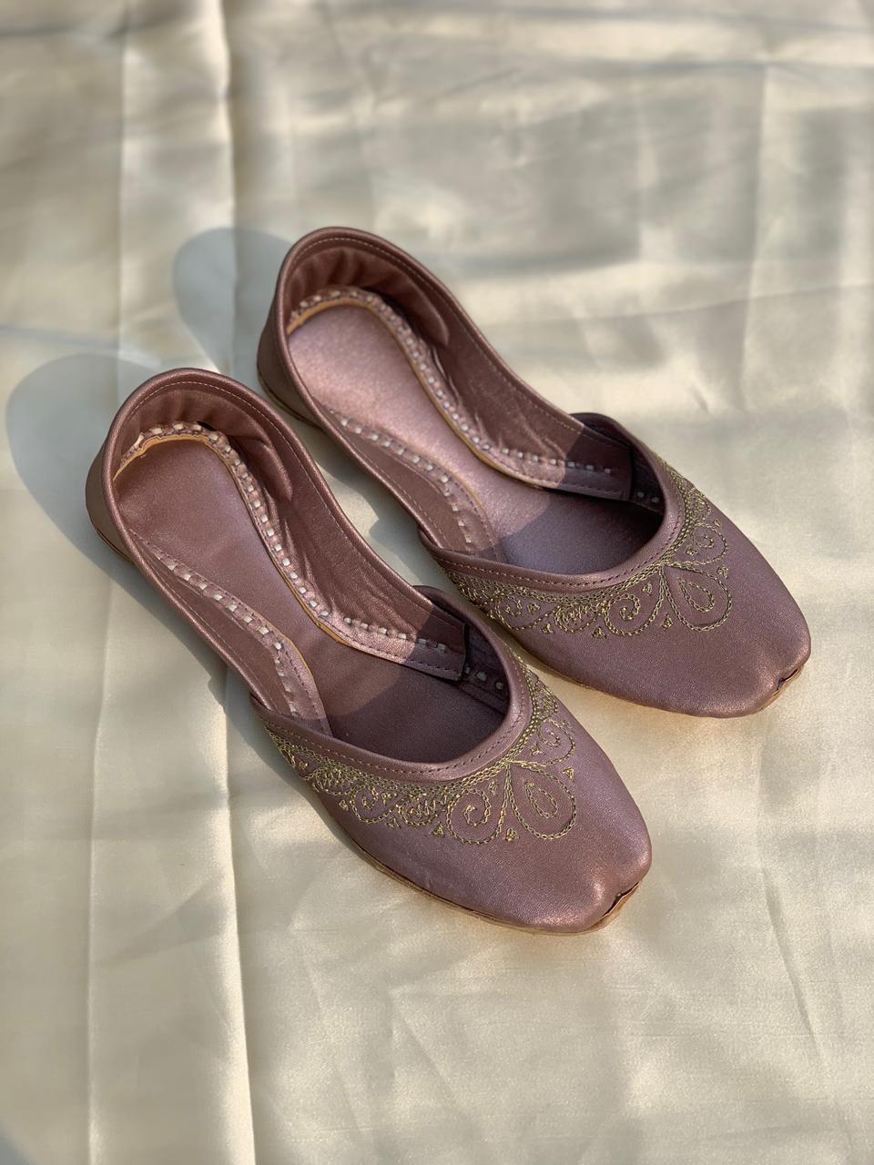 ✨ Elegant Handmade Embroidered Khussa – Traditional & Stylish Footwear