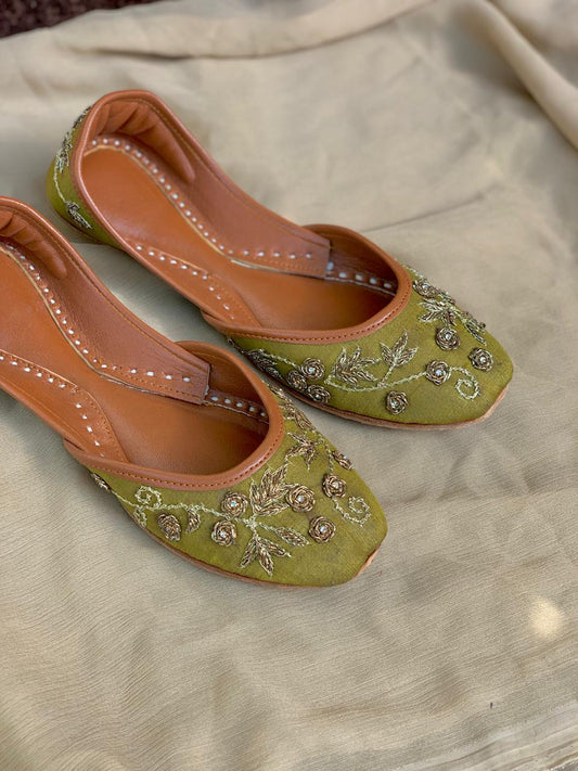Green Embroidered Traditional Khussa – Handcrafted Ethnic Footwear