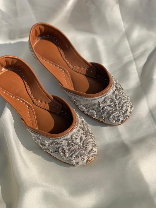 Silver Pearl Hand-Embroidered Khussa – Classic Silver Elegance