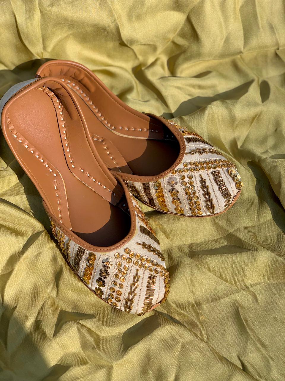 Golden Embellished Handcrafted Khussa – Traditional & Elegant