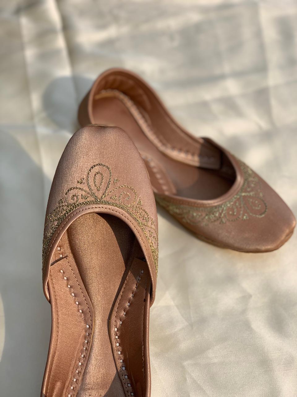 ✨ Elegant Handmade Embroidered Khussa – Traditional & Stylish Footwear