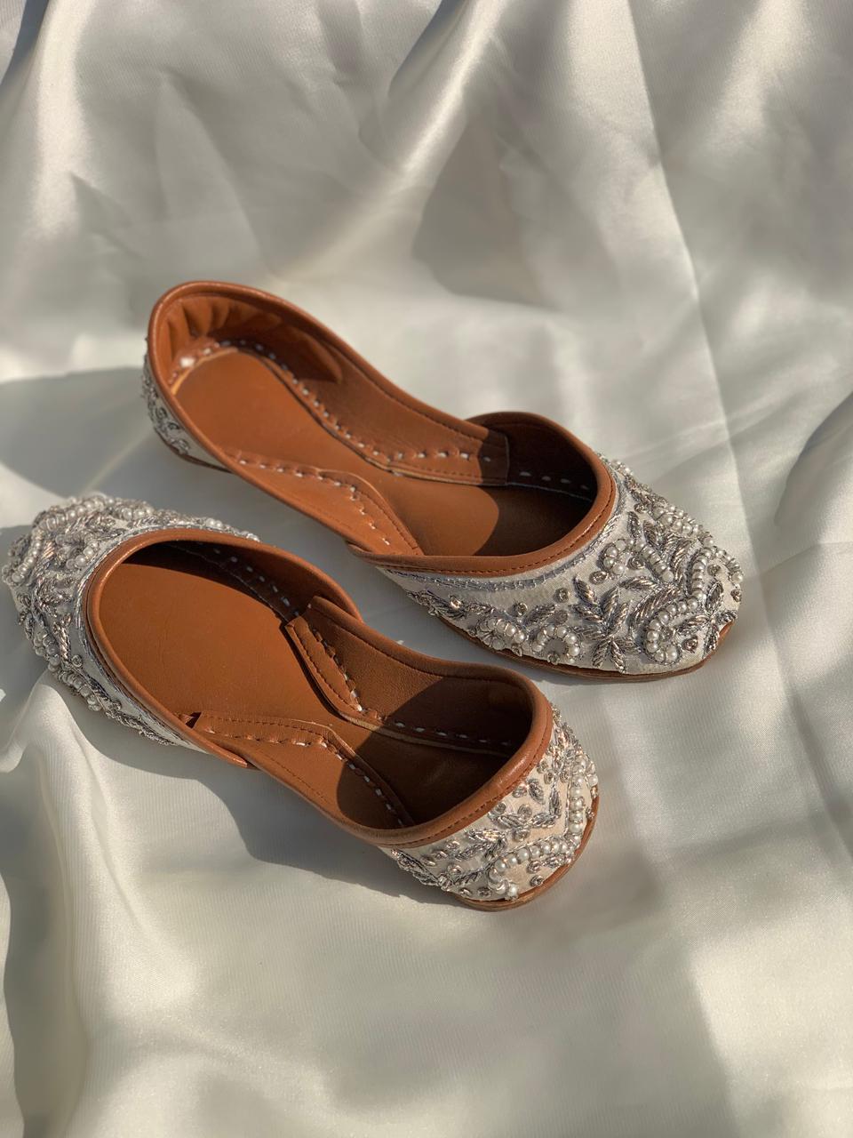 Silver Pearl Hand-Embroidered Khussa – Classic Silver Elegance