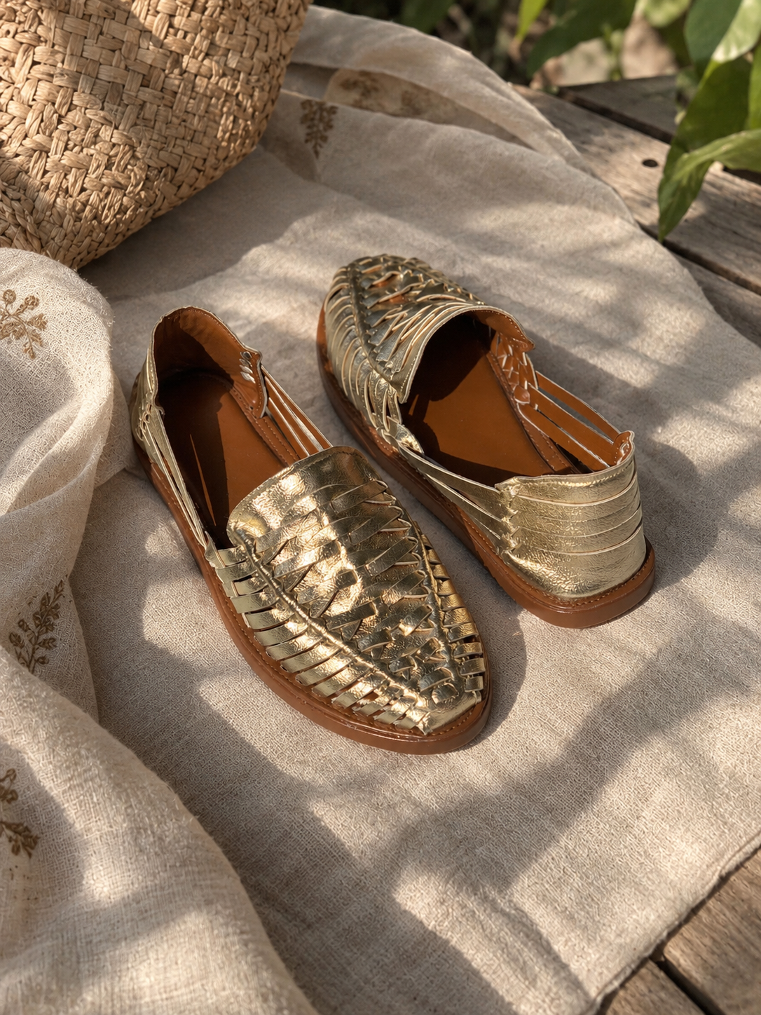 11-Strap Metallic Gold Closed-Back Slides