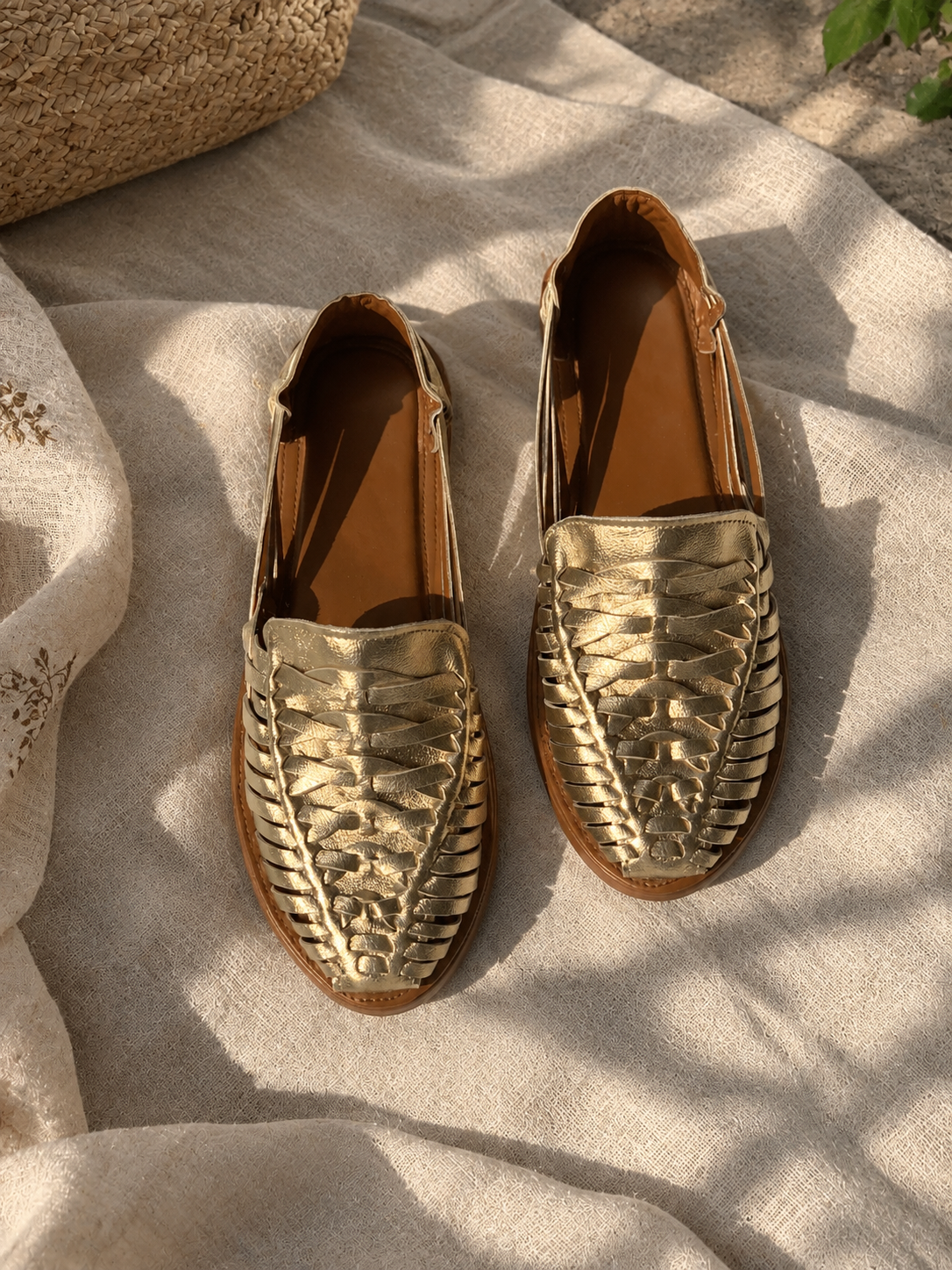 11-Strap Metallic Gold Closed-Back Slides
