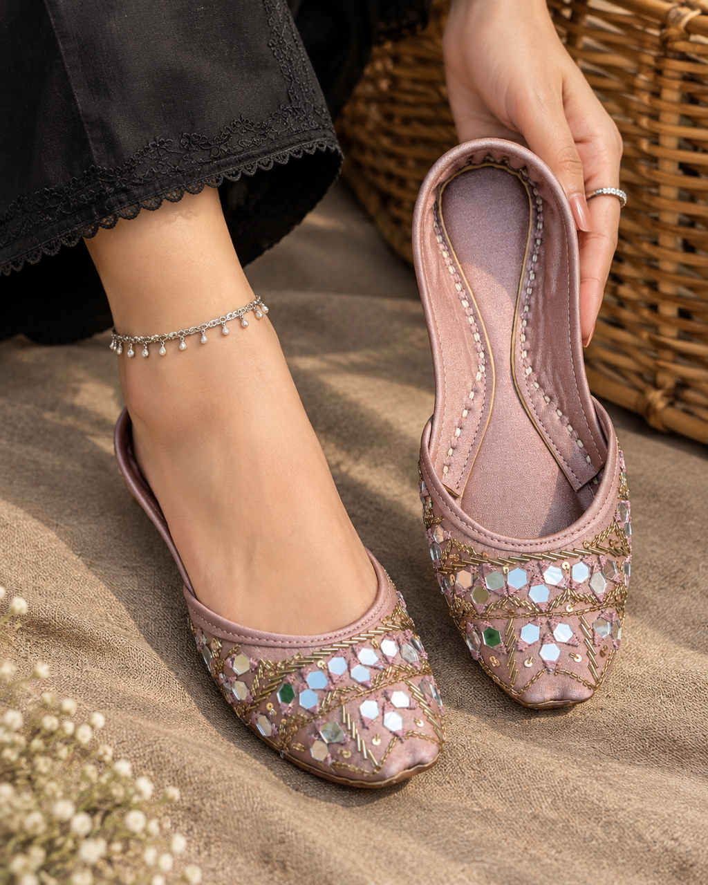 Gulnaar – Embroidered Mirror Work Khussa
